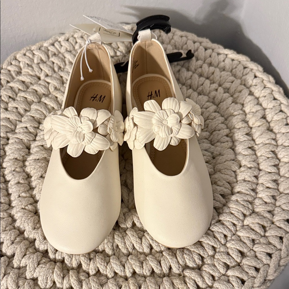 NWT H&M Ivory dress shoes with floral detail